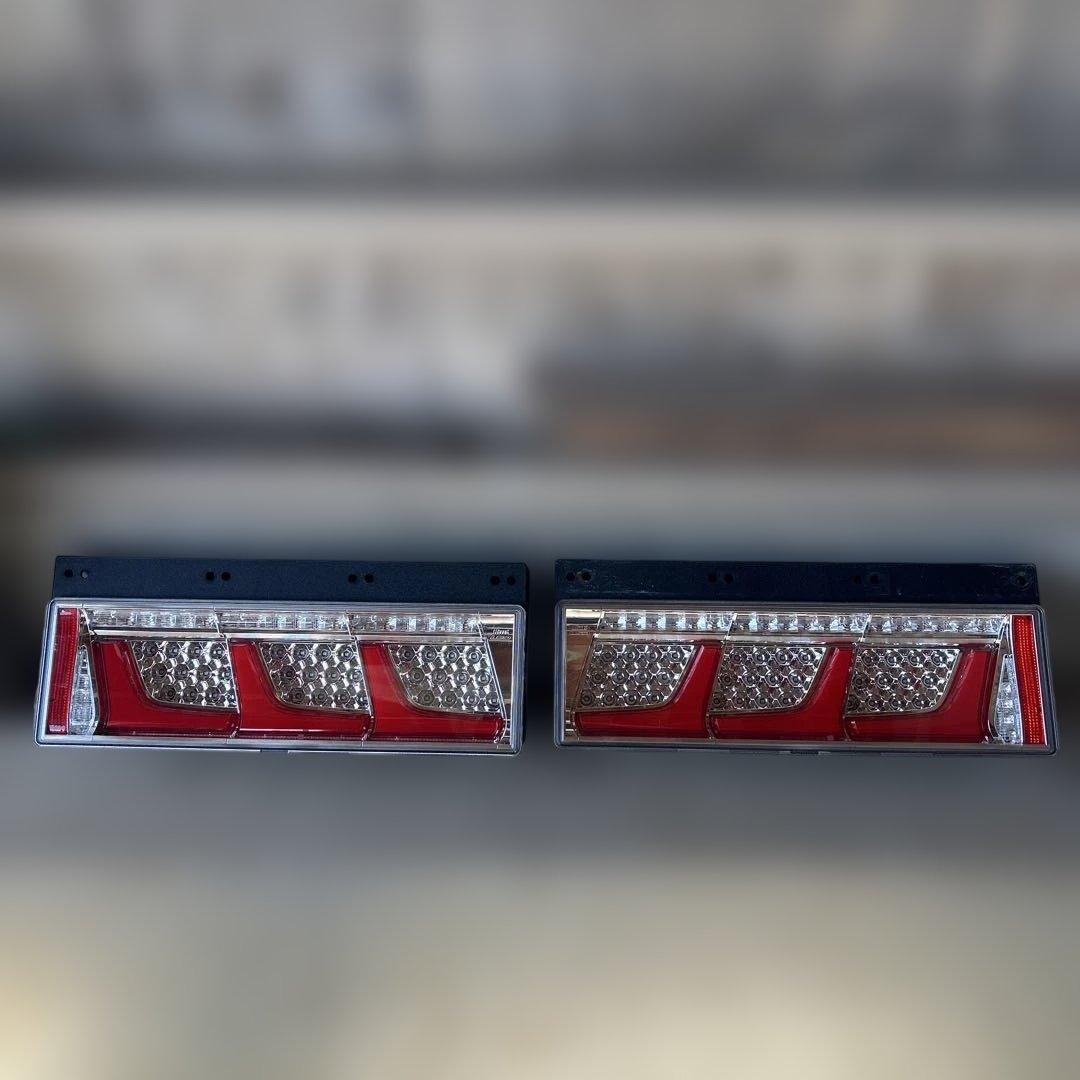 3連LEDテールランプ 赤/クリア 2個セットノーマルターン　新車外し