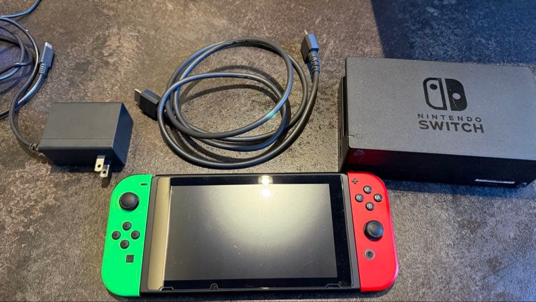 Nintendo Switch 本体 赤と緑のJoy-Con 中古品　箱なし