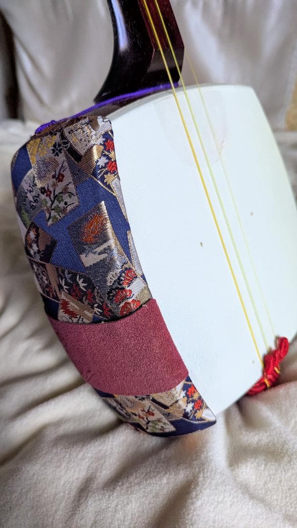 高品質の三味線と付属品