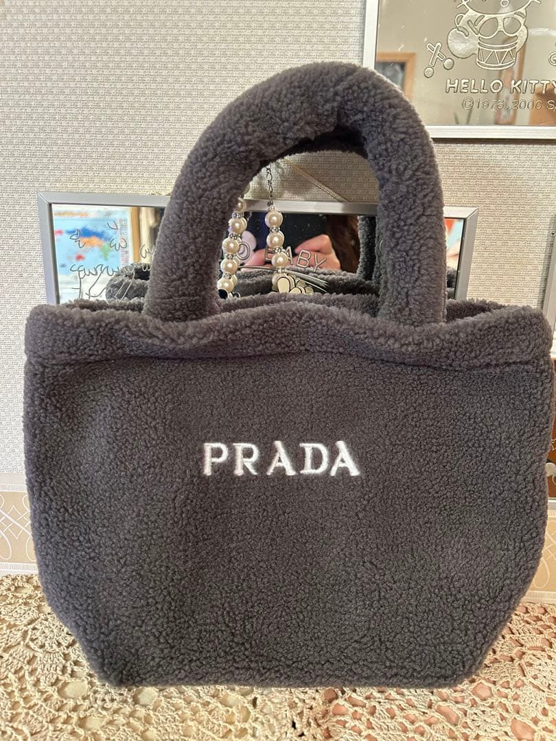 PRADA 新作もこもこトートバッグノベルティ ふわふわライトグレー