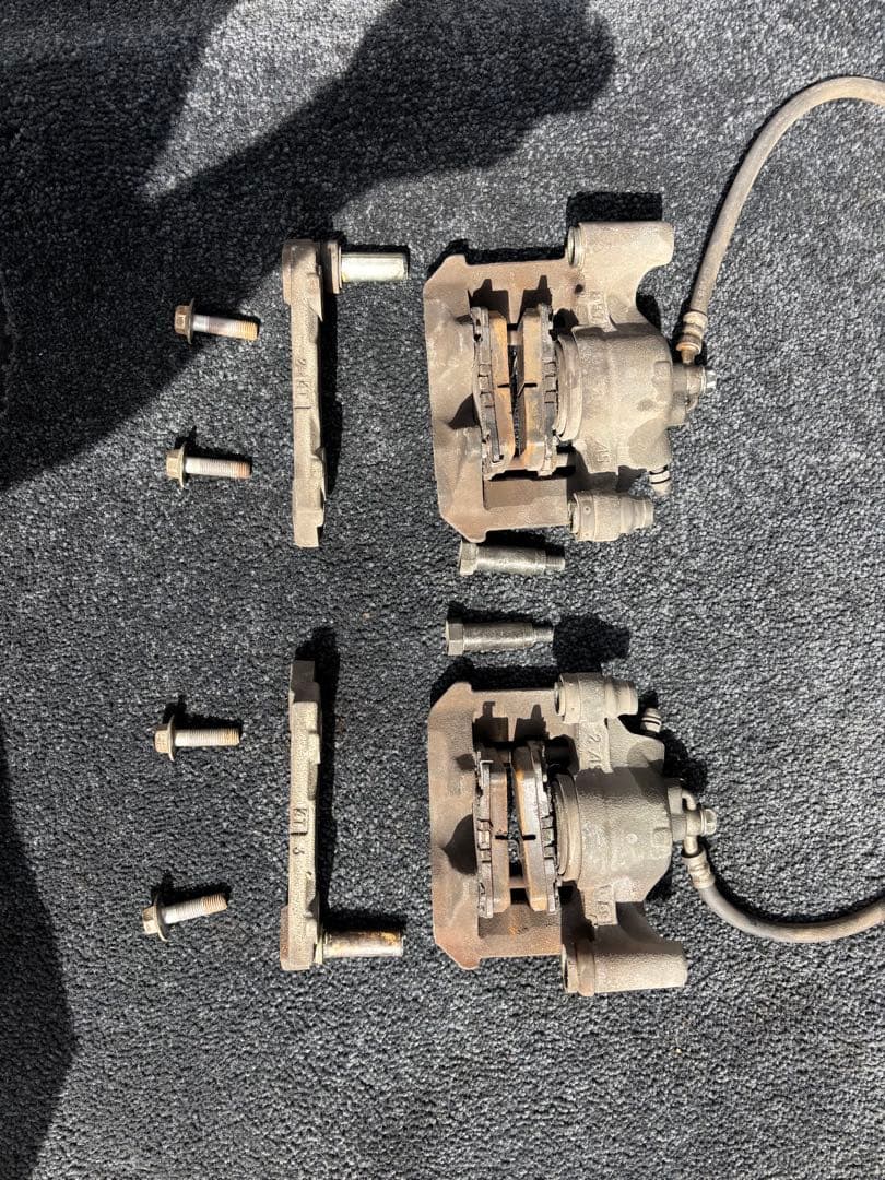 ブレーキキャリパー 取り付けボルト付き　18クラウン　ゼロクラ