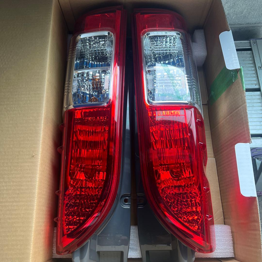 ハイエースダークプライム2 新車外し純正テールランプ