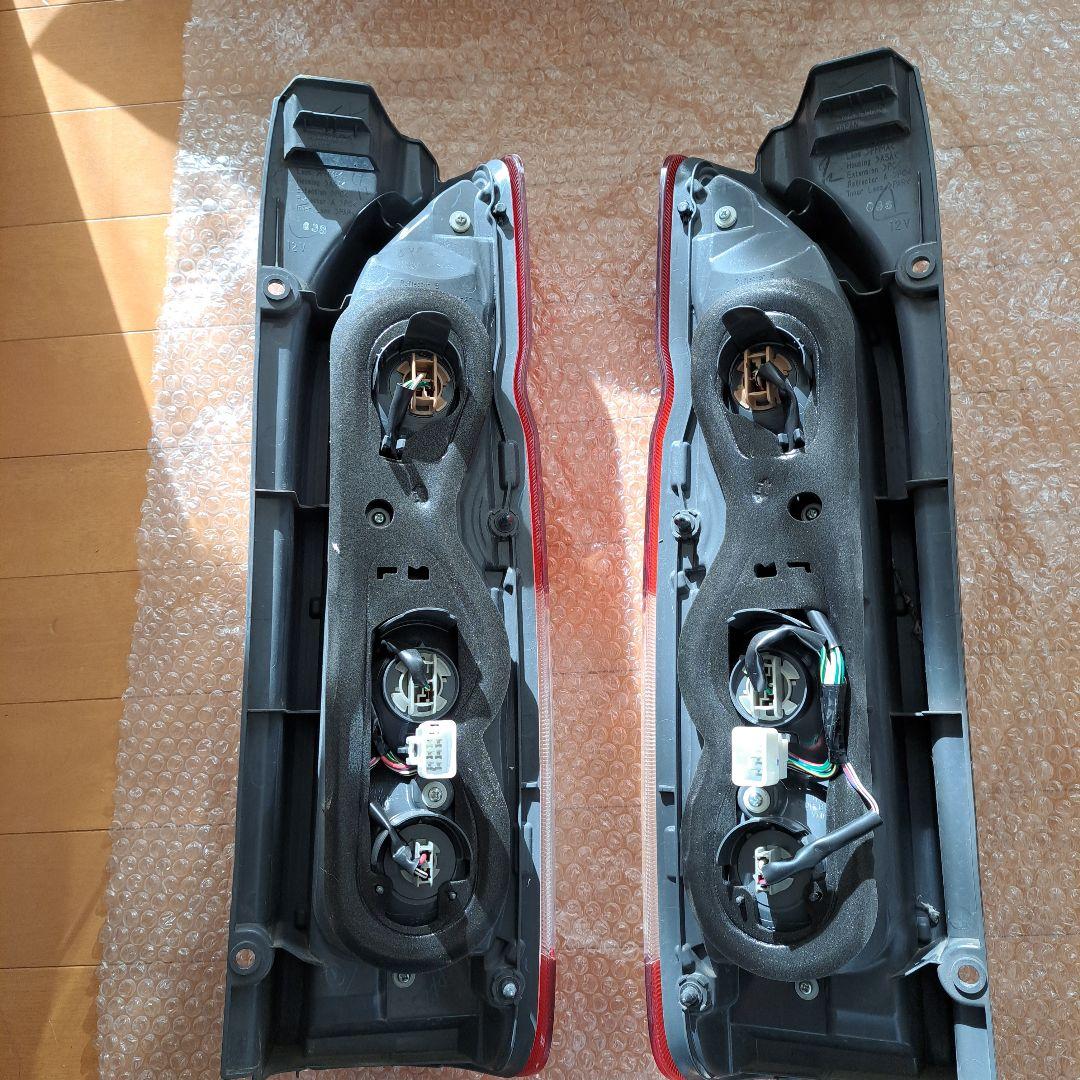 ハイエース200系純正 テールランプ