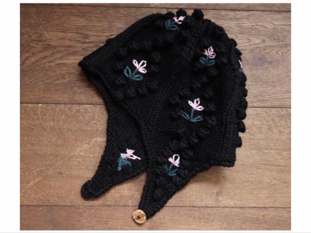 SIILON 黒 花刺繍 耳あて付きニット帽