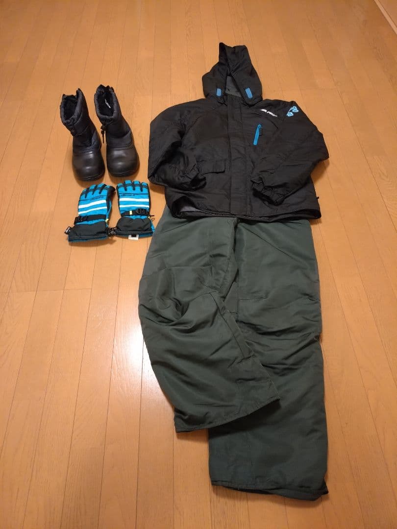 【先着】160cmスキーウェア上下 スノーブーツ グローブ 4点セット