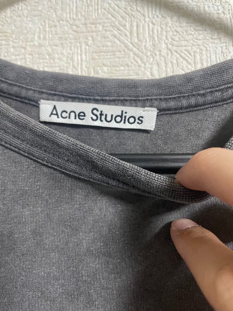 Acne Studios グレー ロゴ Tシャツ