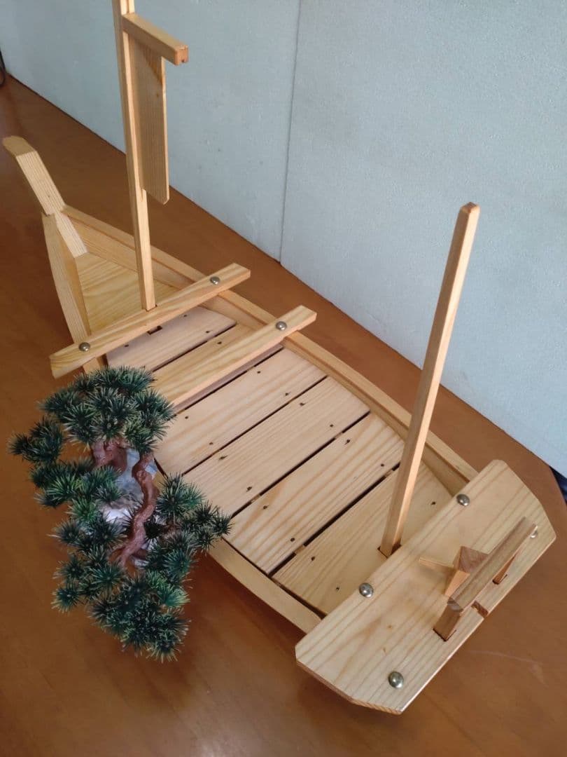 舟盛り、料理舟は白木製です。お刺身、お寿司、宴会、お祝いの豪華舟でミニ盆栽付き